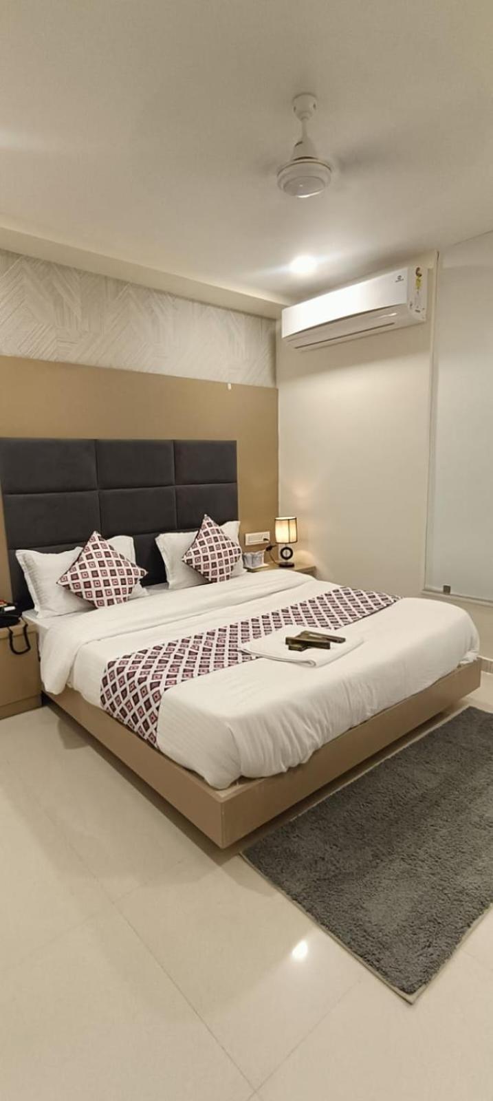 Hotel Royal Square 간디나가르 외부 사진